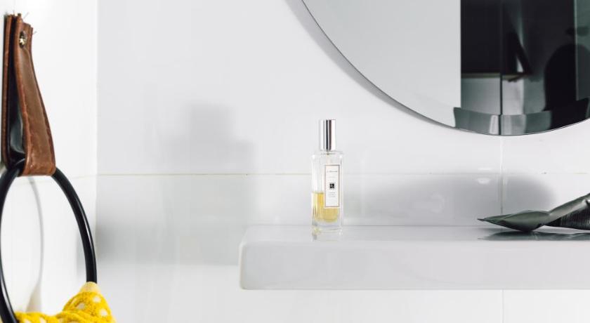 Image of Micro Queen Room 5