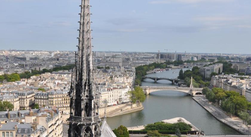 Beatrice et Emmanuel Meuble Eiffel