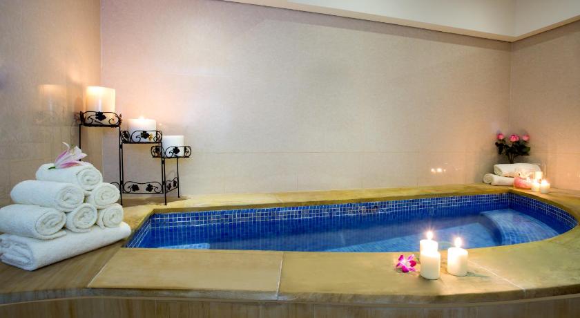 Park Regis Kris Kin Hotel - image 5