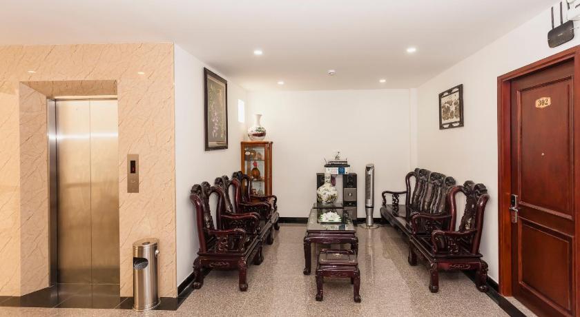 a living room filled with furniture and a table, Thanh Thanh Hotel in Quy Nhon (Binh Dinh)