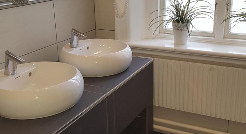 Image of Twin Room with Shared Bathroom 2