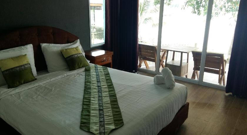 a bedroom with a bed and a window, Baan Din Baramee Resort in Kamphaeng Phet