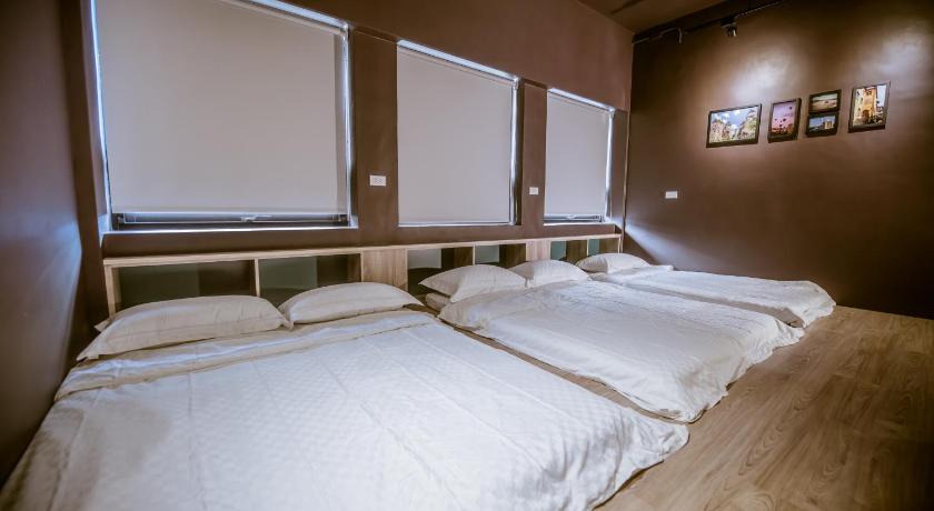a bedroom with two beds and a night stand, Cam B&B in Yilan