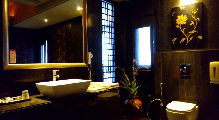 a bathroom with two sinks and a mirror, Hua Lun Motel in Changhua