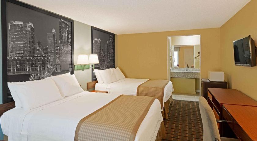 Super 8 By Wyndham Charlotte Airport North