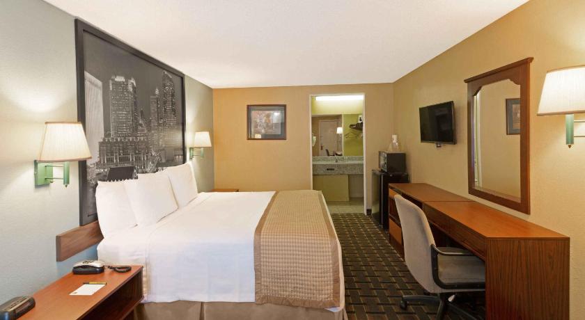 Super 8 By Wyndham Charlotte Airport North