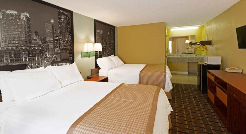 Super 8 By Wyndham Charlotte Airport North