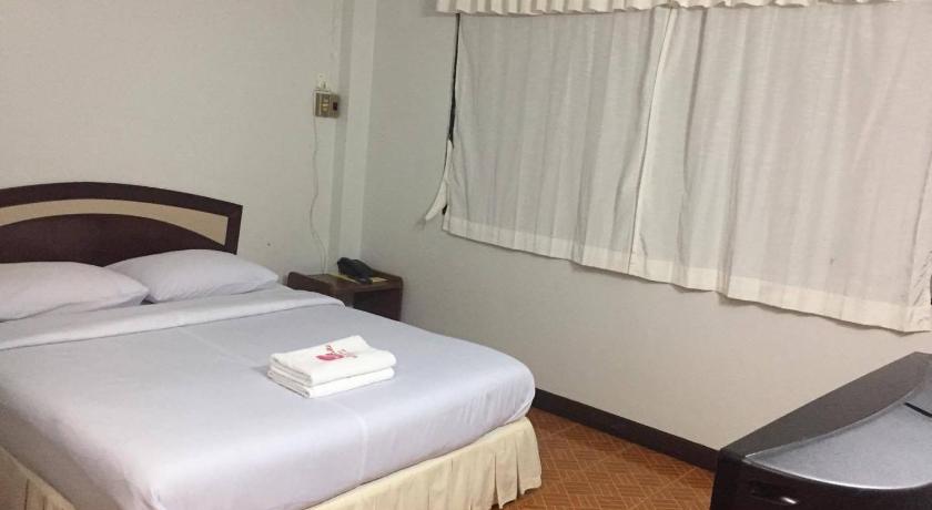 a hotel room with a bed and a television, Saengsin Hotel in Sukhothai