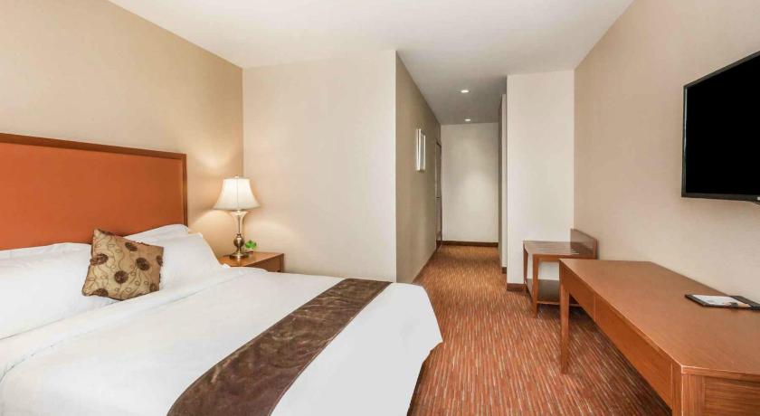 Ramada by Wyndham Flushing Queens