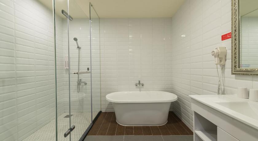 Image of Deluxe Quad Room City View 9