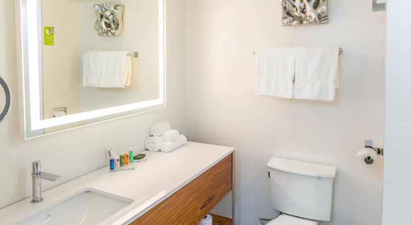 Image of Corner Suite with one king bed 3