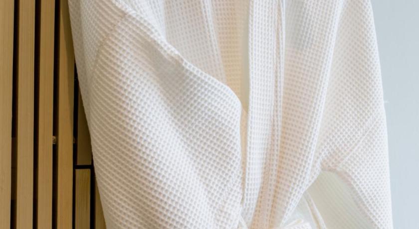 Image of Deluxe Twin 17