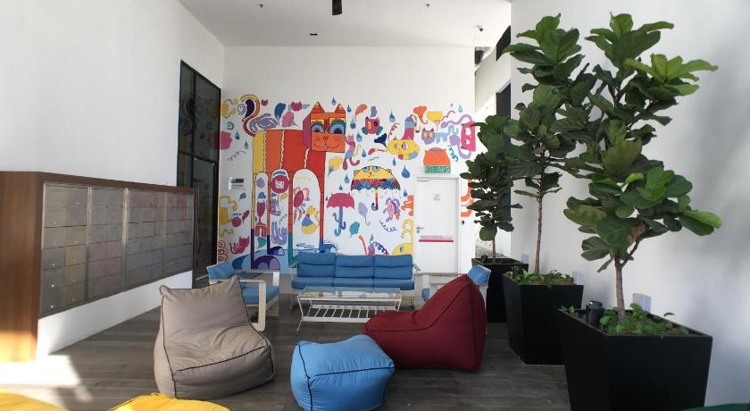 a living room filled with furniture and plants, Cozy Kanvas Soho Suites in Kuala Lumpur