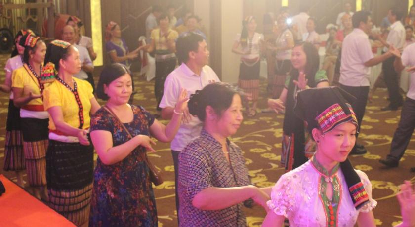 a large group of people standing around a table, Muong Thanh Con Cuong Hotel in Con Cuong  (Nghe An)