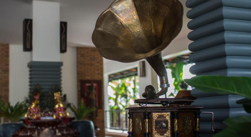 a statue of a man standing on top of a table, Diamond D'Angkor Boutique in Siem Reap