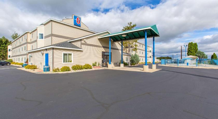 Motel 6-Baraboo, WI - Lake Delton