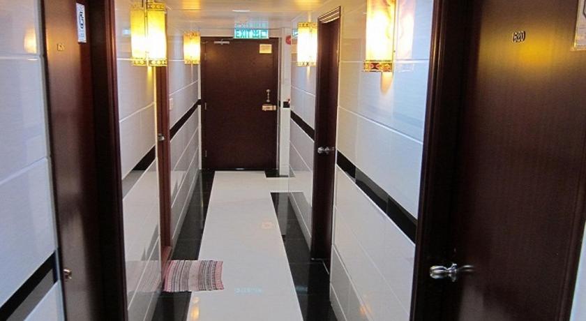 PREMIUM LOUNGE - image 6