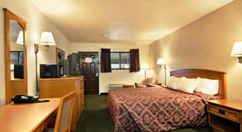 Travelodge by Wyndham Lemoore Near Naval Air Station