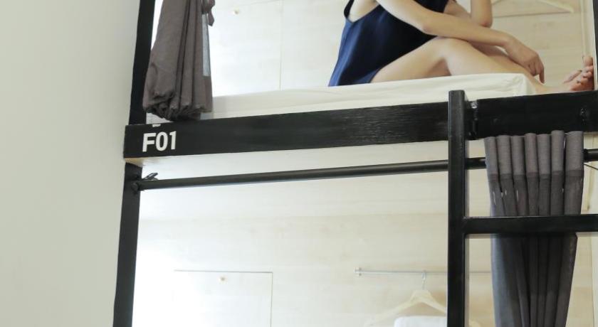 รูปของห้องพักรวม 4 เตียงนอน (4 Bed Share Mixed) 7