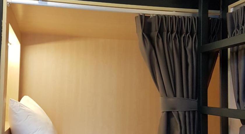 Image of Single Bed in 4-Bed Mixed Room 4