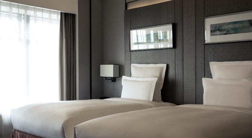 Image of Deluxe Executive Twin 1