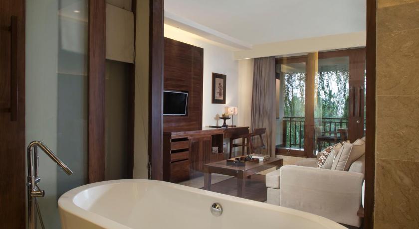 Image of Junior Suite Pool View 2