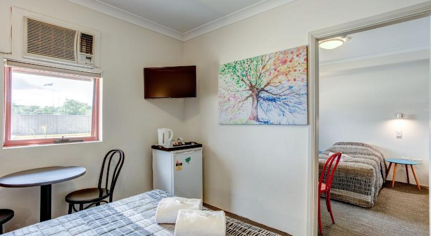 Image of Family Room For 4 7