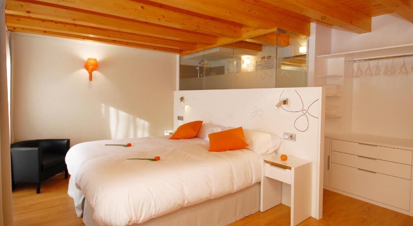 Hostal riMboMbin — Hotel in Burgos
