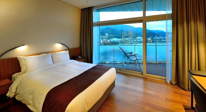 Midas Hotel and Resort photo