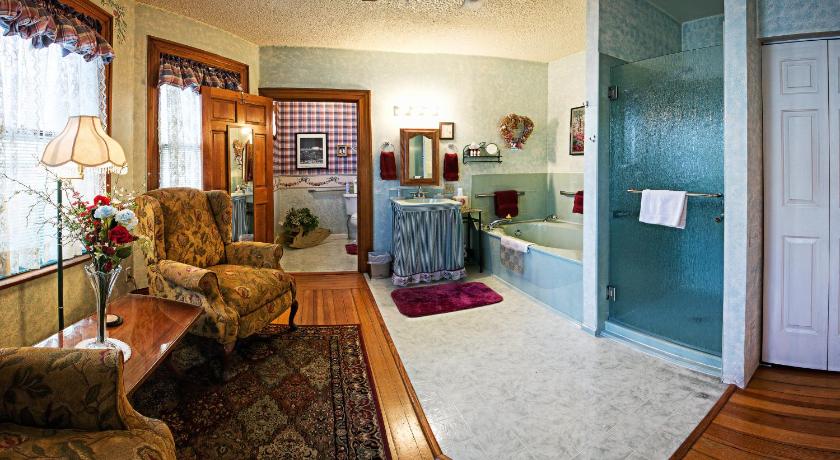 Holden House 1902 Bed & Breakfast Inn photo