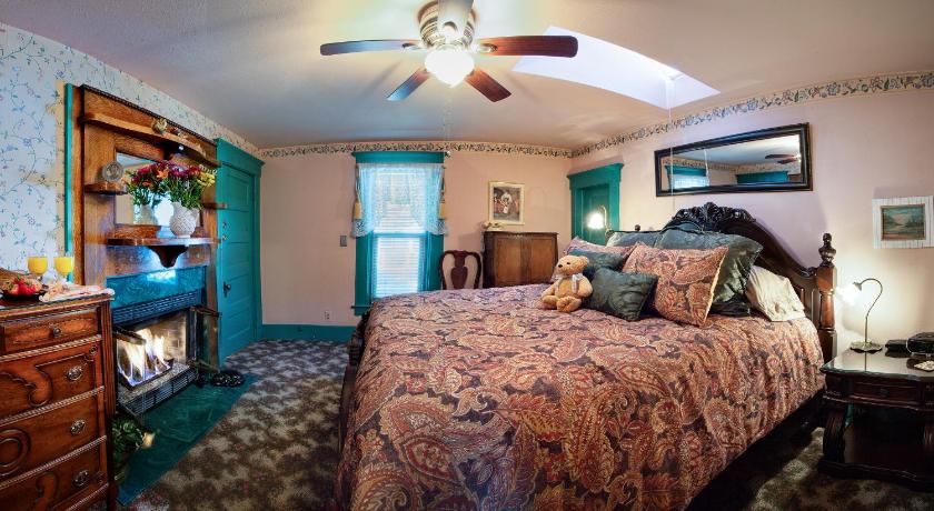 Holden House 1902 Bed & Breakfast Inn photo