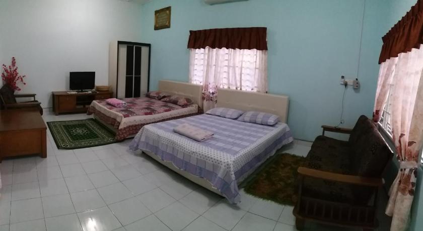 a bedroom with a bed, a desk, and a window, Dhia Irdina Homestay in Mentakab