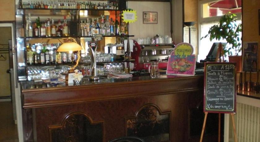 Solliès Aux Quatre Vents 2-Star Hotel room