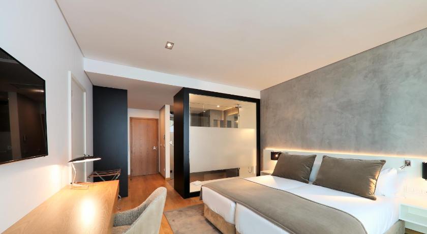 Image of Double room pool view 8