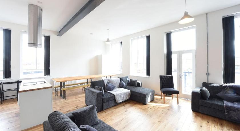 Stunning High Spec Sleep 14 (38 A3) — Hotel in Manchester
