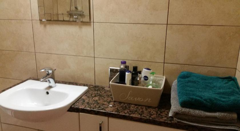 SUPERB city centre apartment with a garden great location HOST WILL MEET GUESTS ON ARRIVAL photo