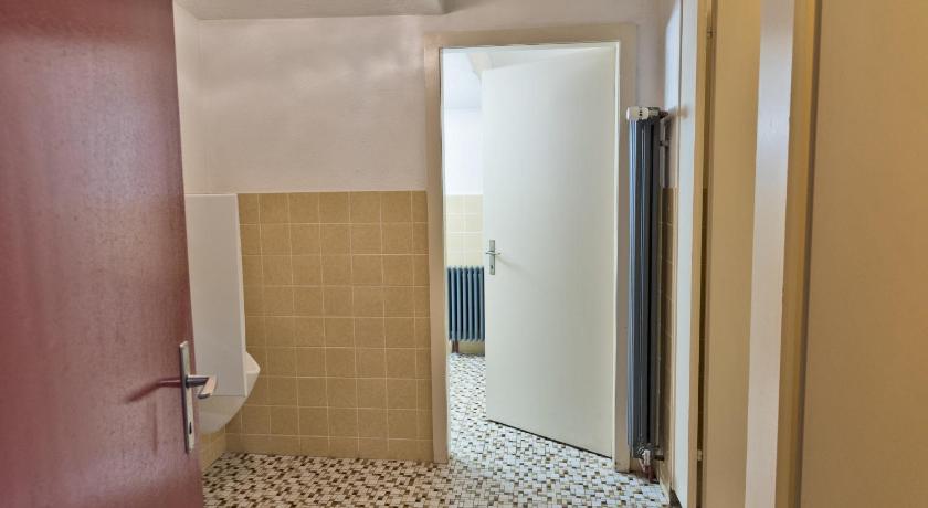 Image of Family Room with Shared Bathroom 14