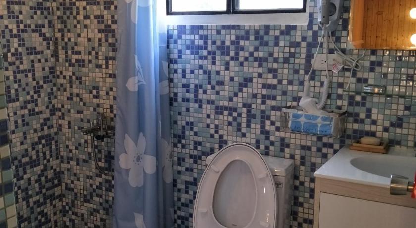 a bathroom with a toilet a sink and a bath tub, Yes, Sir Homestay in Matsu Island