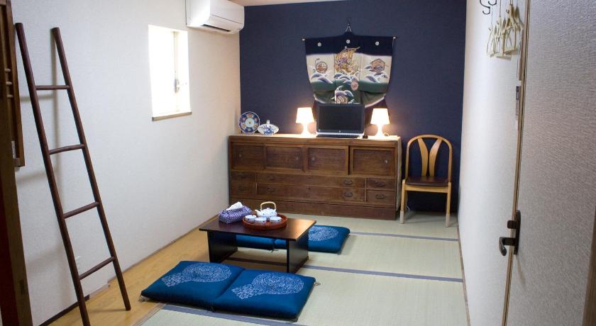 a living room with a blue floor and a blue rug, Tsukiji Hostel Wakayama 2 in Wakayama