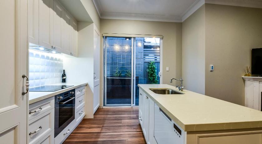 Aloha Central Luxury Apartments photo