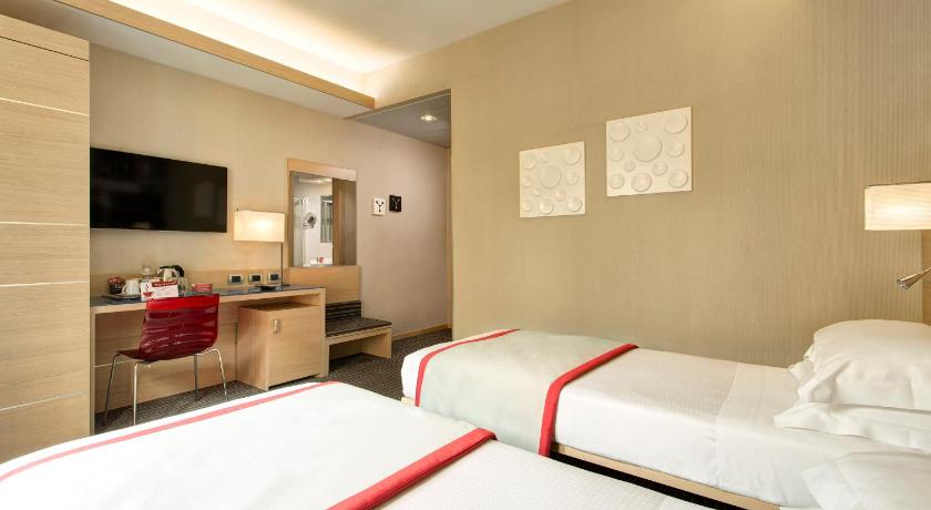 iQ Hotel Roma