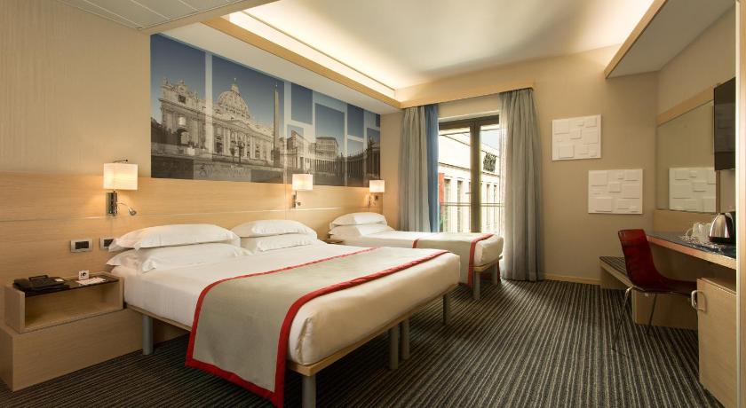 iQ Hotel Roma