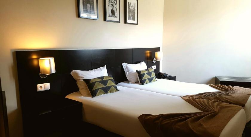 รูปของห้องพักเตียงใหญ่หรือเตียงแฝด (Double or Twin Room) 5