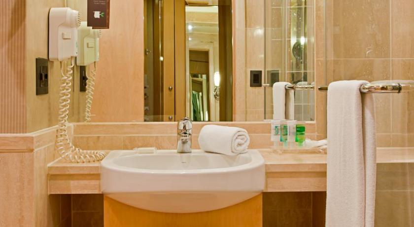 Image of Deluxe Room with Double Bed 5