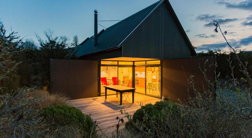 The Black House with Stunning Outdoor Bath — Hotel in Lake Tekapo