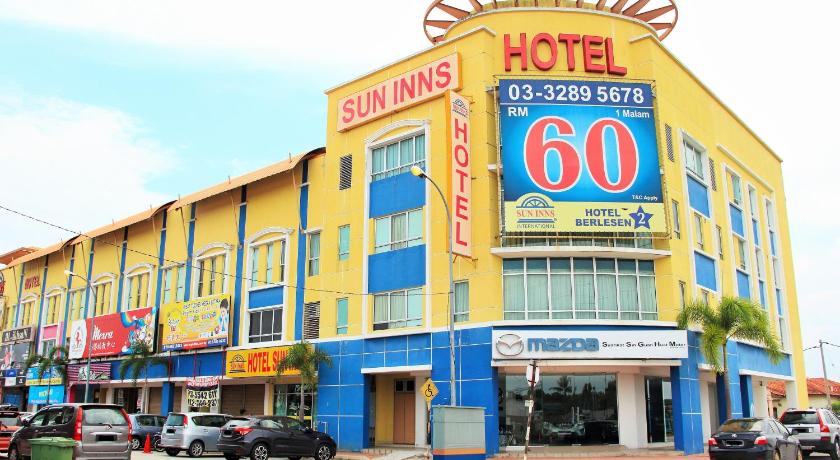 a large building with a sign on the side of it, Sun Inns Kuala Selangor in Kuala Selangor