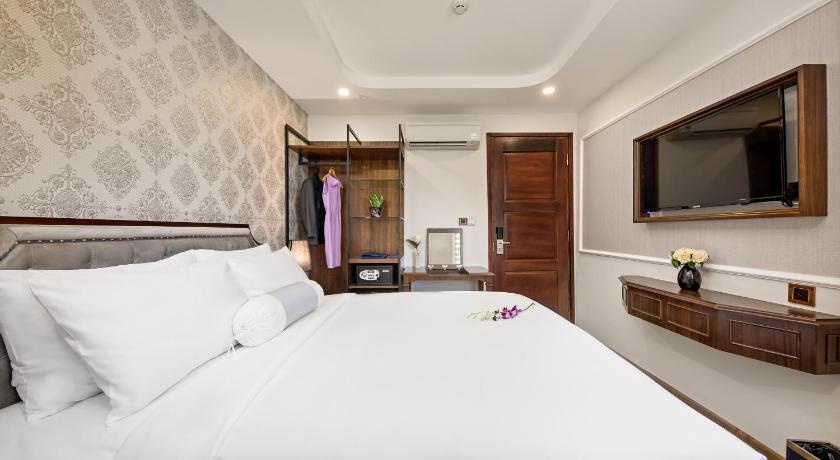 Image of SUPERIOR DOUBLE CITY VIEW 5