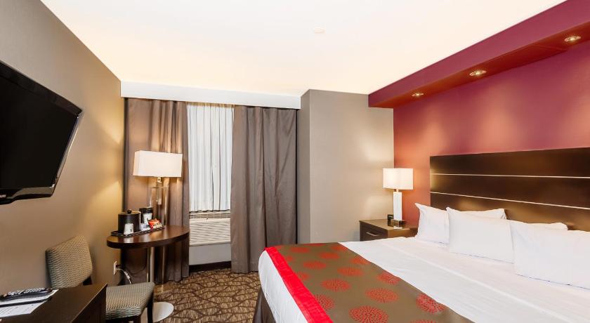 Ramada by Wyndham Niagara Falls by the River