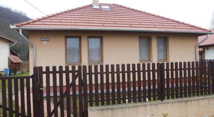 a white house with a wooden roof and a fence, Dapsy Apartmanhaz in Josvafo