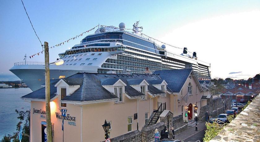 WatersEdge Hotel photo